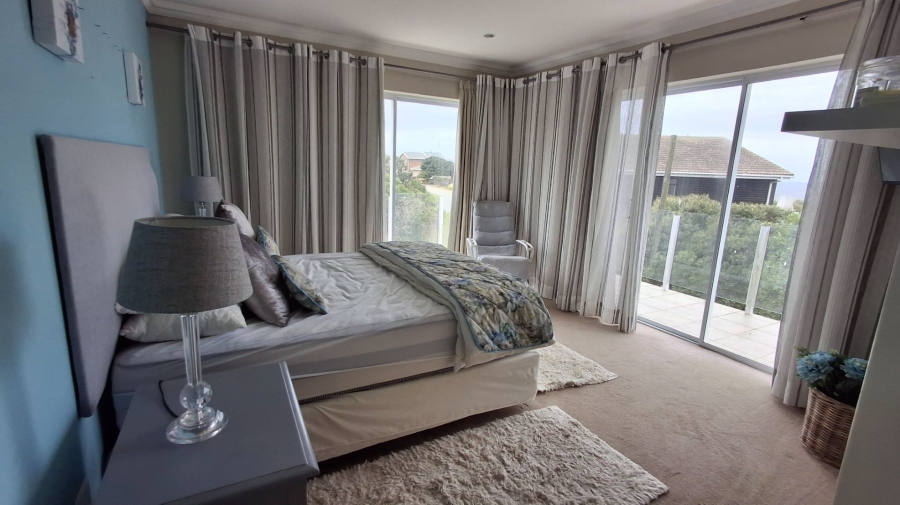 3 Bedroom Property for Sale in Boggomsbaai Western Cape